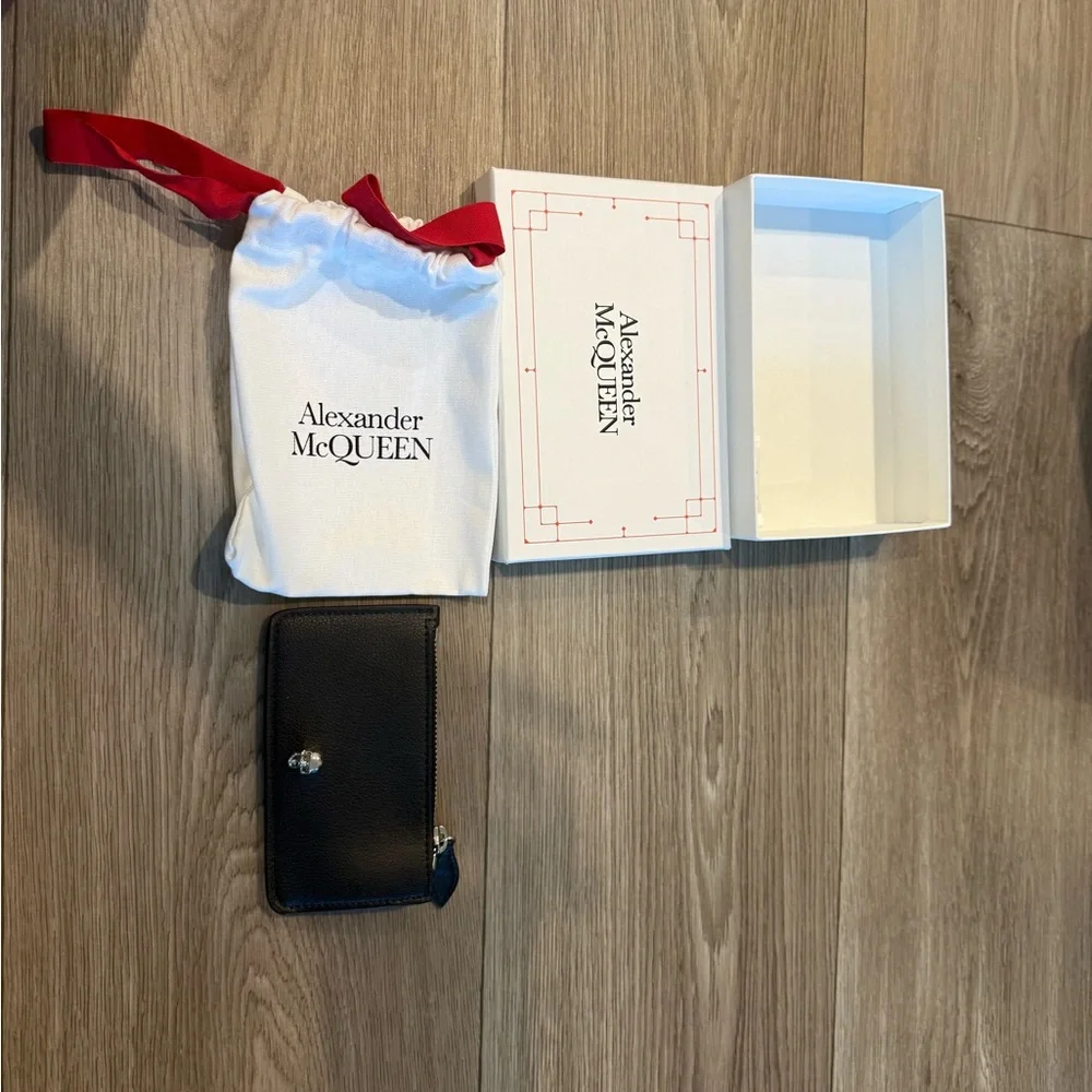 Alexander McQueen Black Leather Card Holder with Skull Accent. NWT. - Picture 4 of 5